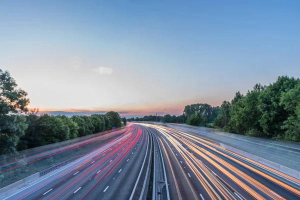Gün batımı görünümü yoğun trafik İngiltere'de İngiltere'de otoyol hızda devam