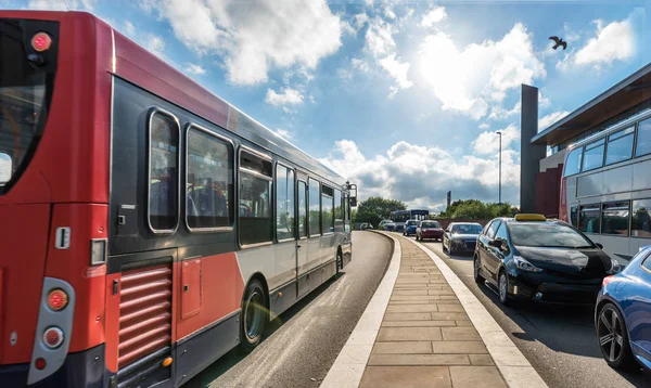 İngiliz town şehir içinde yoğun bir ana yol üzerinde yoğun kentsel trafik