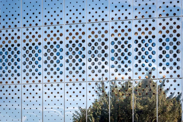 Vue du matin reflétant la surface brillante du bâtiment moderne sur ciel bleu en arrière-plan — Photo