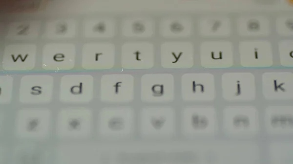 Primer plano ver los dedos pulsando el teclado del teléfono inteligente y el mensaje de escritura en la pantalla táctil — Foto de Stock
