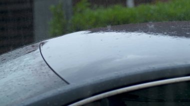 Büyük yağmur damlaları ve İngiltere'de ağır duş sırasında park etmiş arabaların doluya grev