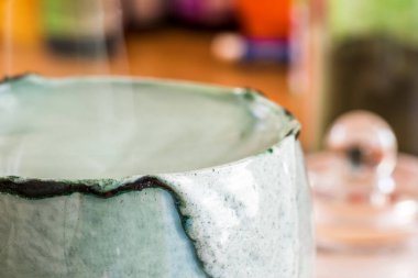 Mutfak masasının üzerinde yeşil spirulina tozu ile portre görünümü taze kefir probiotik içki açık cam içinde karışık