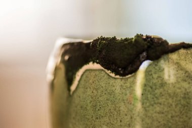 Mutfak masasının üzerinde yeşil spirulina tozu ile portre görünümü taze kefir probiotik içki açık cam içinde karışık