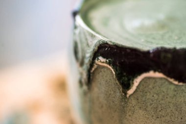 Mutfak masasının üzerinde yeşil spirulina tozu ile portre görünümü taze kefir probiotik içki açık cam içinde karışık