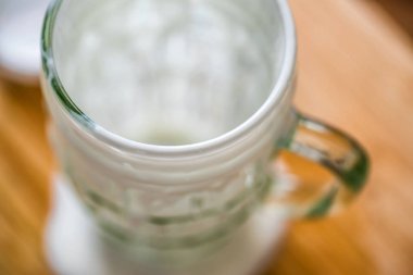 Boş taze kefir probiotik içki closeup genel gider görünümünü mutfak masasında