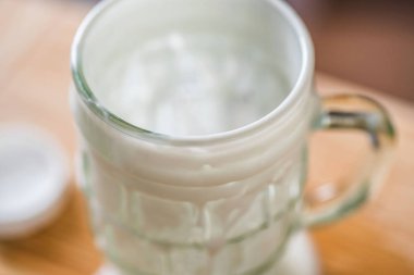 Boş taze kefir probiotik içki closeup genel gider görünümünü mutfak masasında