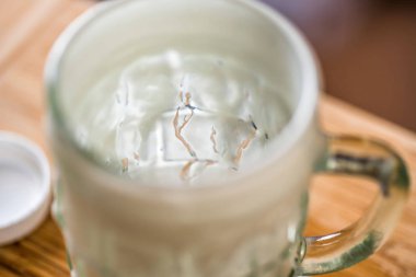 Boş taze kefir probiotik içki closeup genel gider görünümünü mutfak masasında