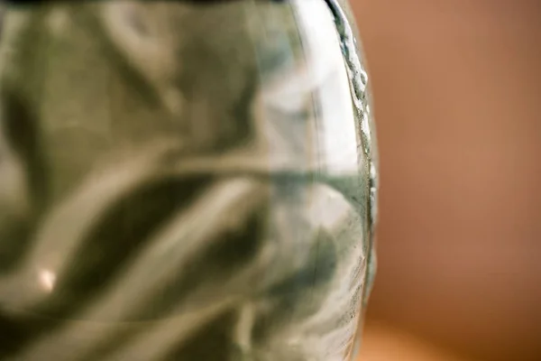 Προβολή closeup αδειάζει ποτήρι φρέσκο κεφίρ ποτό probiotik αναμιγνύεται με πράσινο σπιρουλίνα σκόνη με κουτάλι μέσα στο τραπέζι της κουζίνας — Φωτογραφία Αρχείου