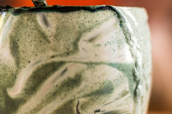 Closeup görünümü cam mutfak masasında içinde kaşık ile yeşil spirulina mamasının taze kefir probiotik içeceği boşalttı