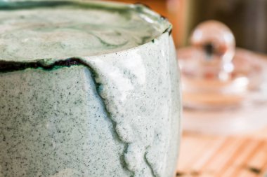 Closeup görünümü taze kefir probiotik içki açık cam nerede yeşil spirulina tozu mutfak masasında ile karışık oldu ortaya