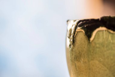 Mutfak masasının üzerinde yeşil spirulina tozu ile portre görünümü taze kefir probiotik içki açık cam içinde karışık