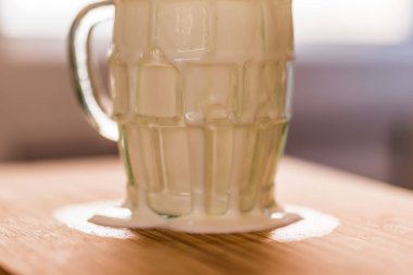 Closeup görünümü taze kefir probiotik içki dolu boş cam mutfak masasında ortaya