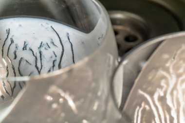 Boş taze kefir probiotik closeup havai görünümü iç mutfak lavaboda yıkanması için hazır