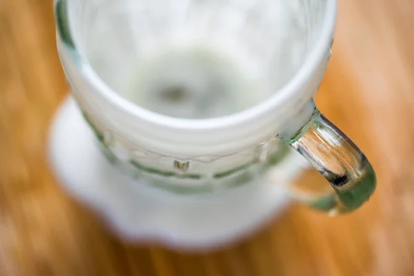 Vista aérea de close-up da bebida fresca vazia do probiotik do kefir na mesa da cozinha — Fotografia de Stock