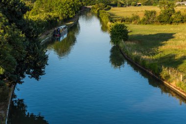 Gün batımı görünümü İngiliz kırsal manzara sahne Northampton Nehri ile