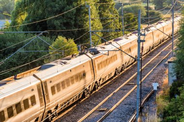 Gün görünümü manzara İngiliz demiryolu üzerinde tren.