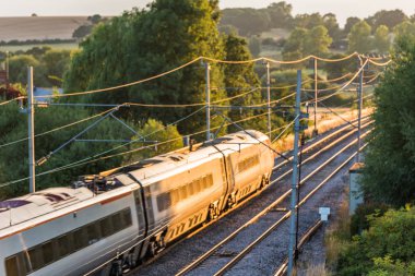 Gün görünümü manzara İngiliz demiryolu üzerinde tren.