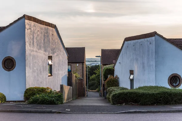 Suburban residentiële straat voetpad tussen ongebruikelijke Engelse witte huizen — Stockfoto