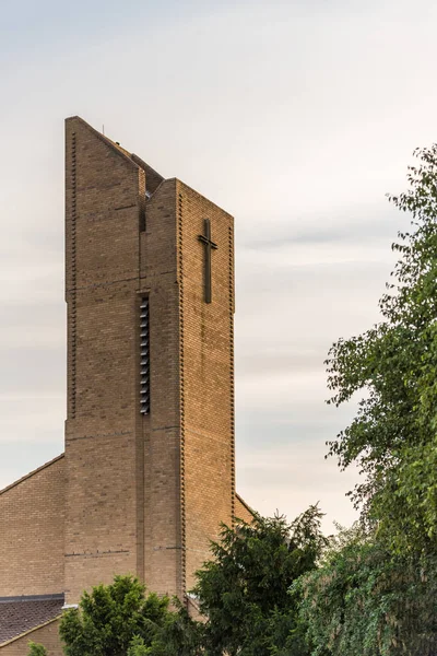Vista por día St Benedicts Catholic Church en Hunsbury, Northampton, Reino Unido — Foto de Stock