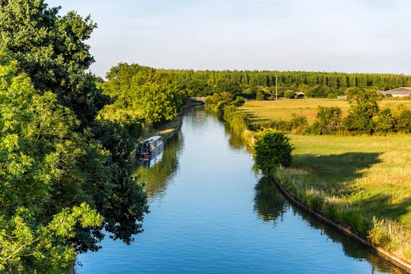 Pôr do sol vista paisagem rural britânica cena com rio perto de Northampton — Fotografia de Stock