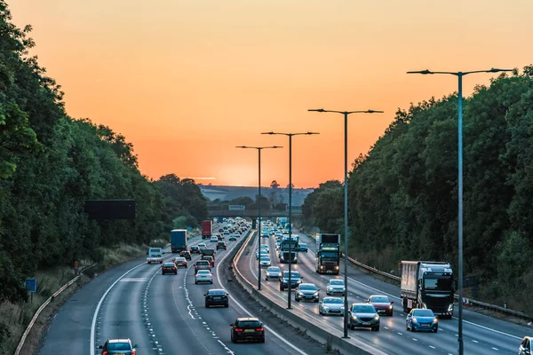 Zachód słońca widok zajęty ruchu autostrady Uk w Anglii — Zdjęcie stockowe