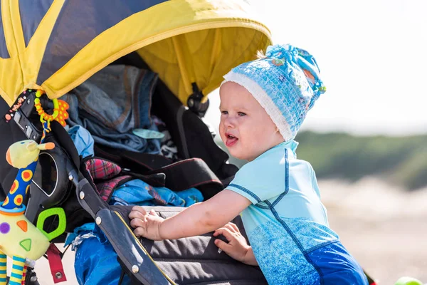 Chłopca w kostiumy kąpielowe obok załadowany parm dziecko na brytyjski plaży nad morzem — Zdjęcie stockowe