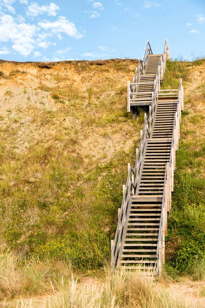 Houten trap rubriek tot hill op zee strand en duinen bij Lowestoft Suffolk — Stockfoto