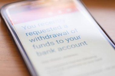 Smartphone ekran closeup iletide banka hesabı para çekilmesi istenen