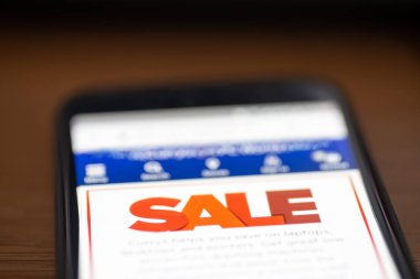 App smartphone ekran portre üzerinde alışveriş üzerinde Satılık metin