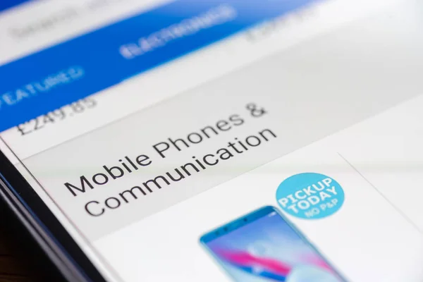 Pulsante di categoria Telefoni cellulari e comunicazione link sull'app shopping sul primo piano dello schermo dello smartphone — Foto Stock