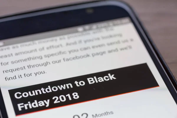 Обратный отсчет до черной пятницы 2018 текстовый экран смартфона крупным планом — стоковое фото
