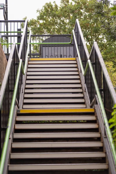 Escaleras vacías a la estación de tren rural británica —  Fotos de Stock