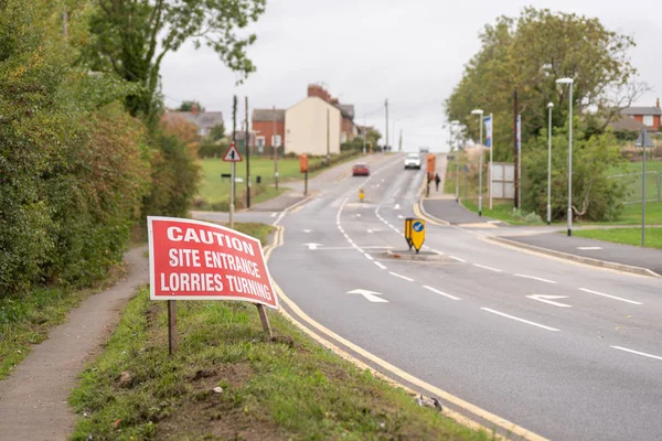 Avertissement site d'entrée camions tournant signalisation routière sur la route britannique vue de jour — Photo