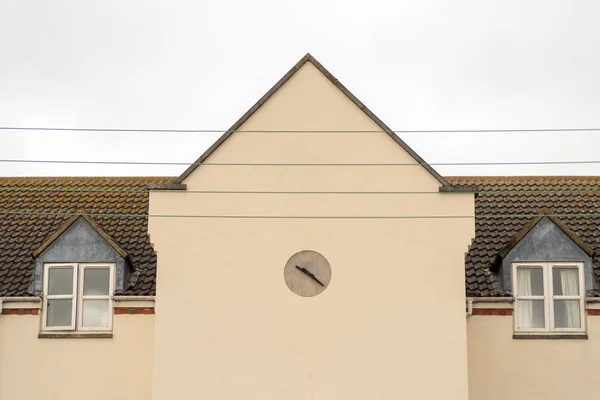 Design minimalista da parede do edifício Inglês com relógio sobre ele — Fotografia de Stock