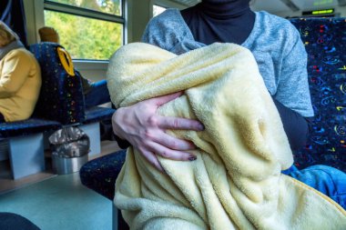 Genç Anne Bebek Litvanya Tren koltukta seyahat ederken beslenme