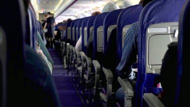 Seyahat ederken uçak içinde oturan yolcunun koltuk arası gizli çekim
