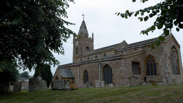 Pacífica iglesia rural del patio de la cruz santa en Milton Malsor uk — Foto de Stock