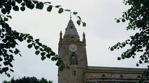 Pacífica iglesia rural del patio de la cruz santa en Milton Malsor uk — Foto de Stock