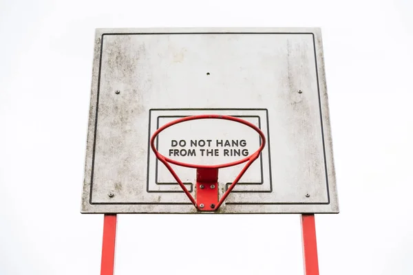 Vazio basquete ao ar livre sobre clody céu britânico — Fotografia de Stock