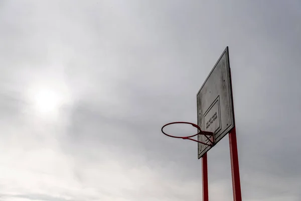 Baloncesto al aire libre vacío sobre el cielo británico clody — Foto de Stock