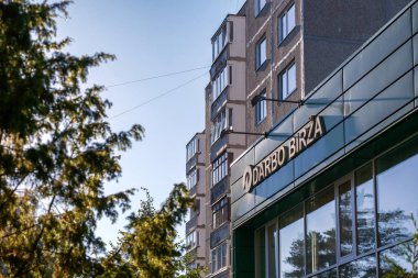 Visaginas Litvanya 01 Ekim 2018: Darbo birza logosuna yeşil duvar bina şehir merkezi