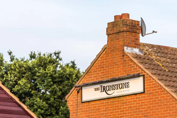 Northampton UK 21 luglio 2018: The Ironstone Pub logo sign post a Hunsbury — Foto Stock