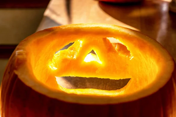 Cut out empty halloween jack-o-lantern pumpkin sun reflection — Stock Photo, Image