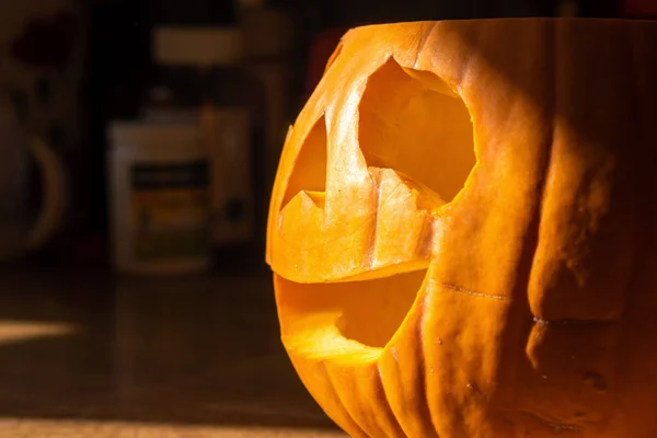 Cut out empty halloween jack-o-lantern pumpkin sun reflection — Stock Photo, Image