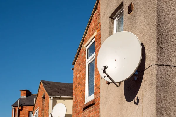 Antena parabólica doméstica na parede da casa britânica tradicional — Fotografia de Stock