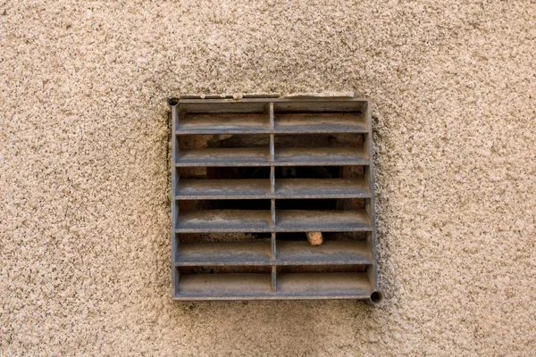 Grade de ventilação de metal velho na parede da casa britânica tradicional fora — Fotografia de Stock