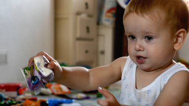 Evde köpek için cep yüz dokuların plastik paketi vererek erkek bebek heyecanlı