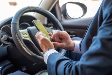 İşadamı manifatura araba parlak gün içinde Smartphone