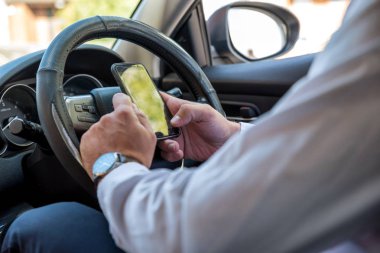 Tablet smartphone arabanın içine parlak gün çalışma ve iş adamı