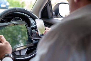 Tablet smartphone arabanın içine parlak gün çalışma ve iş adamı